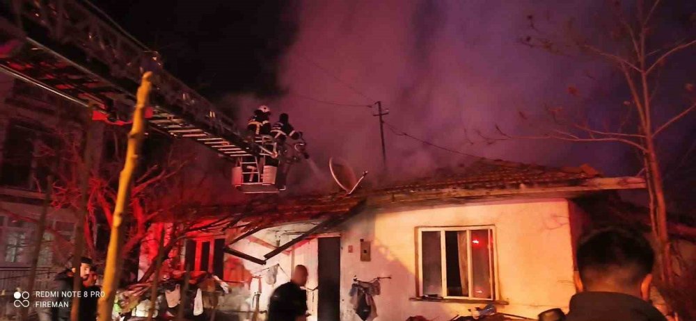 Sobadan çıkan yangında ev alevlere teslim oldu: Anne kurtarıldı, oğlu hayatını kaybetti