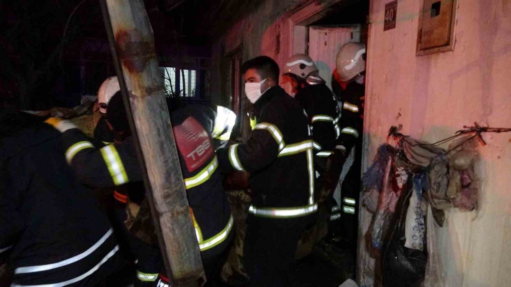 Sobadan çıkan yangında ev alevlere teslim oldu: Anne kurtarıldı, oğlu hayatını kaybetti