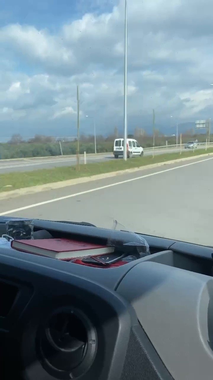 Ters şeritten giden minivan faciaya böyle davetiye çıkardı