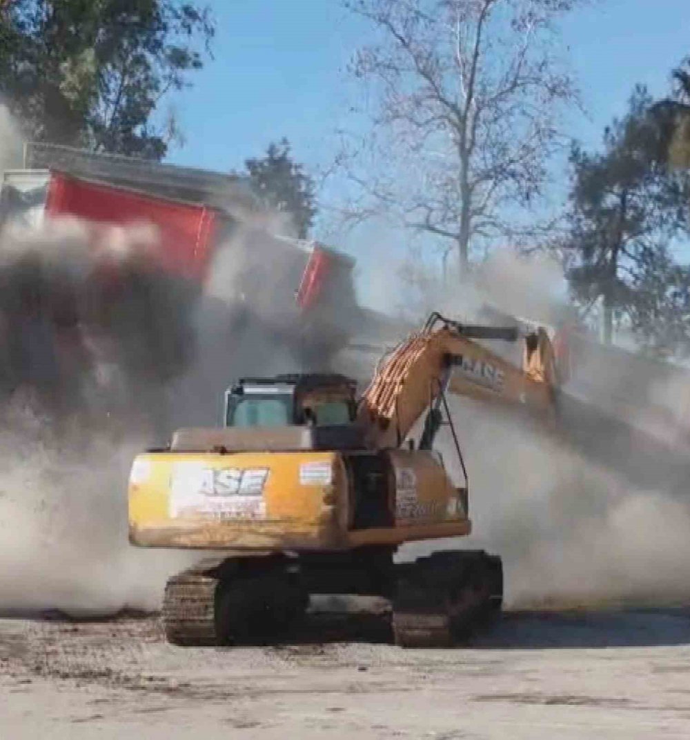 Yıktığı binanın altında kalmaktan son anda kurtuldu