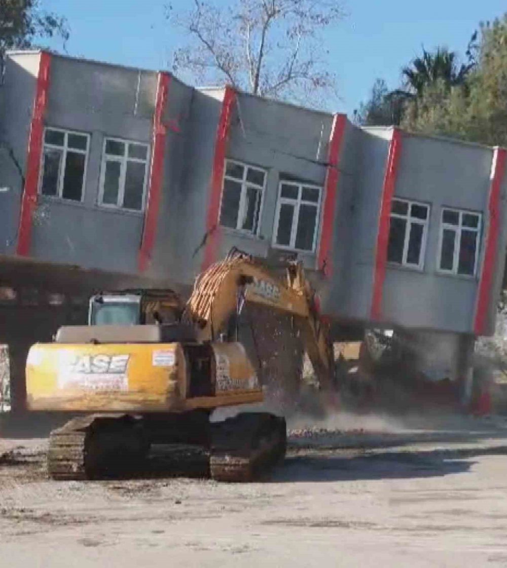 Yıktığı binanın altında kalmaktan son anda kurtuldu