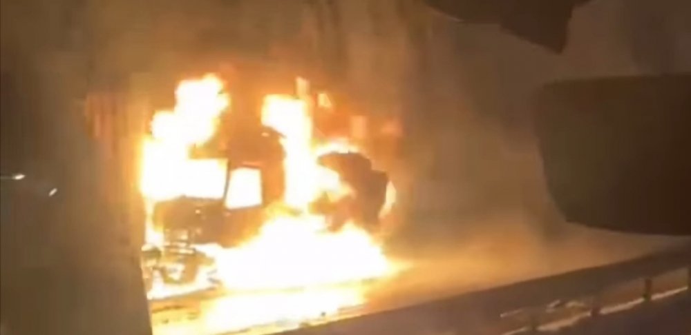 Zincirleme kaza yapan 3 TIR'dan biri yandı: 3 yaralı