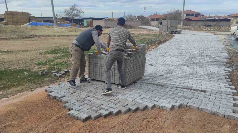 Konya Ereğli'de kilitli parke yol çalışması gerçekleştirdi