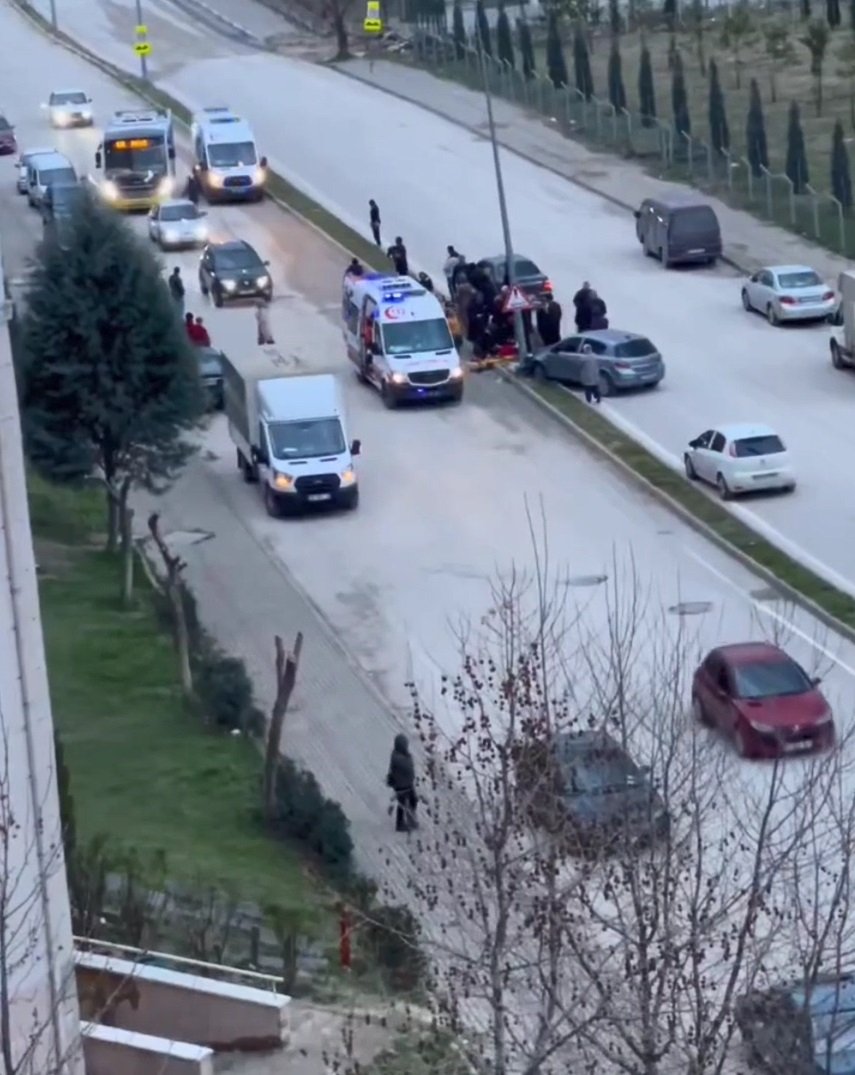 Ön koltukta ağlayan bebeğiyle ilgilenirken, yola çıkan 2 çocuğa çarptı: 4 yaralı