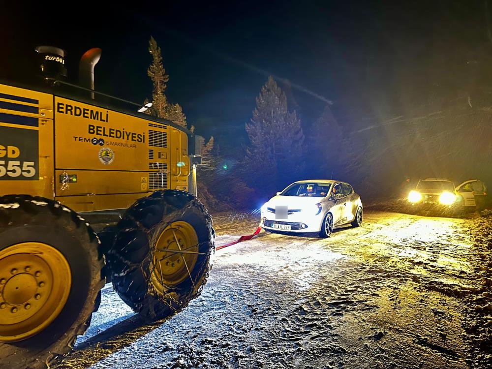 karaman-konya-karayolunda-yogun-kar-yagisi-2-kisi-mahsur-kaldi-001.jpg