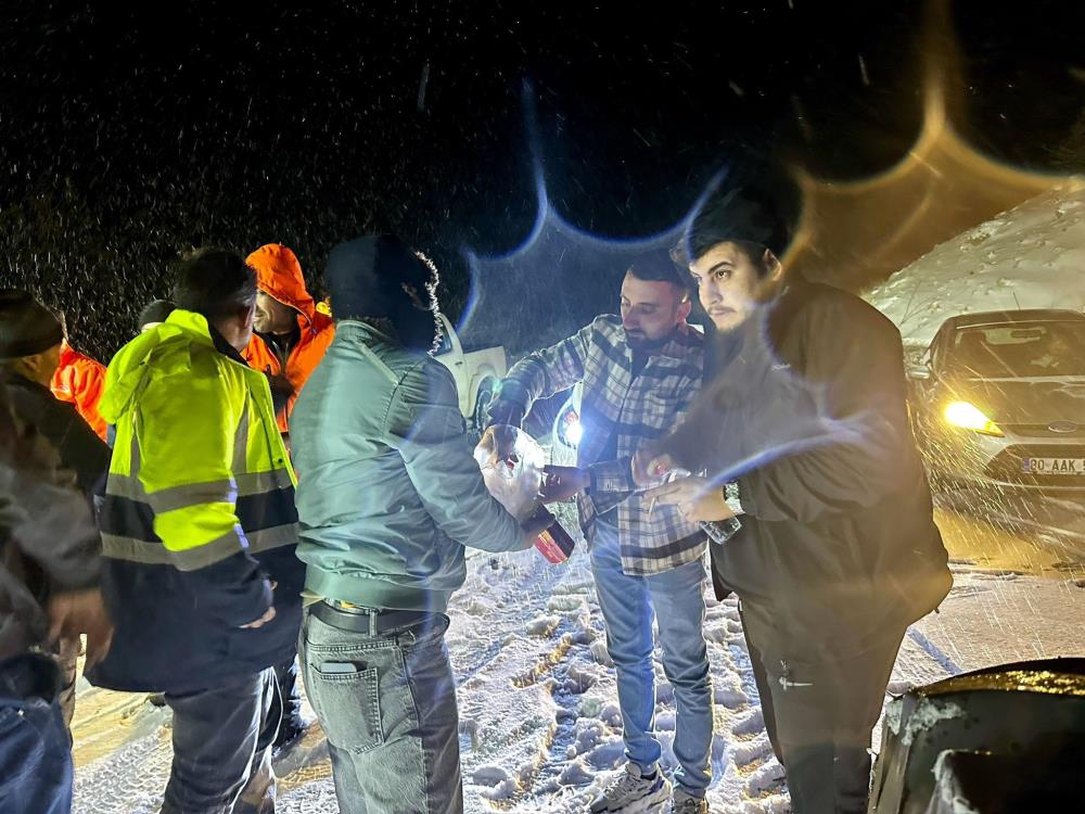 karaman-konya-karayolunda-yogun-kar-yagisi-2-kisi-mahsur-kaldi.jpg