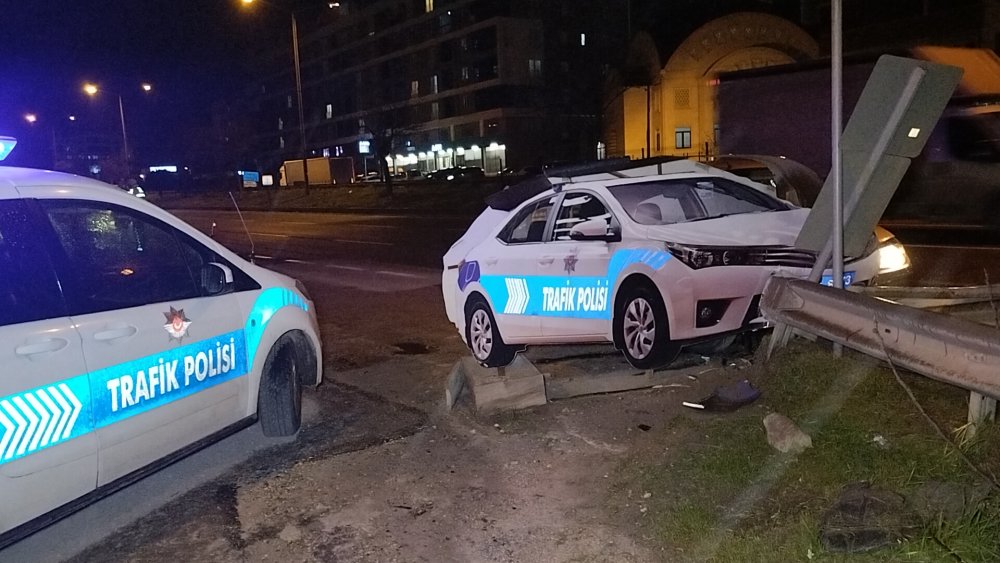 Kontrolden çıkan otomobil, yol kenarındaki maket polis aracına çarptı: 2 yaralı