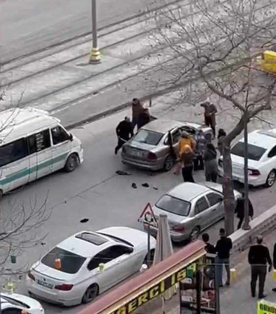 Konya'da kadınların otomobildeki şahıslarla kavga anı kamerada