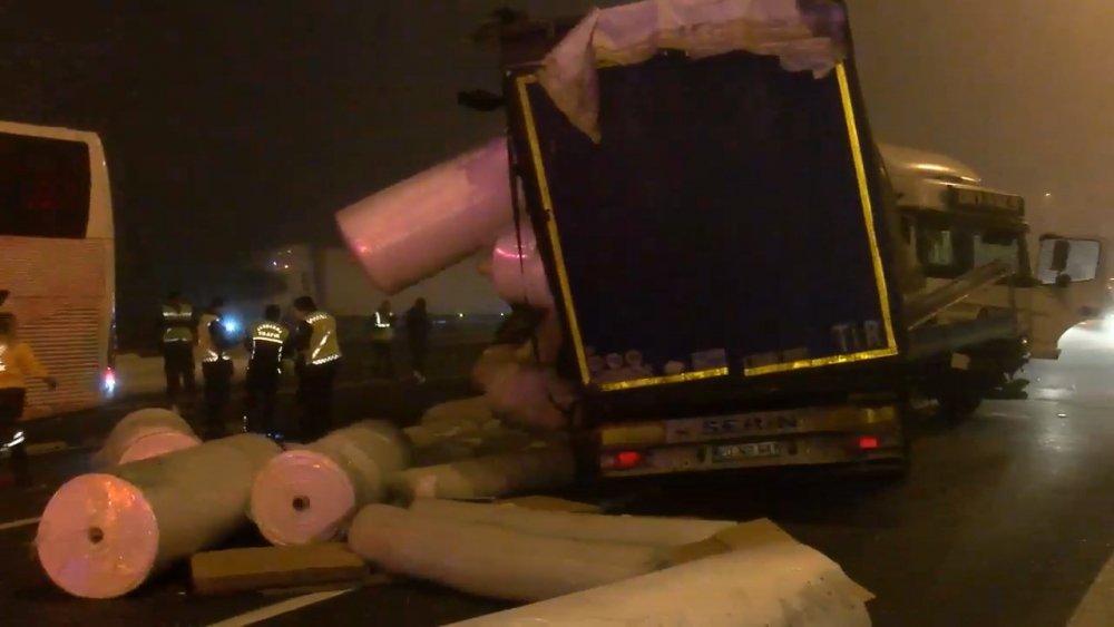 Kuzey Marmara Otoyolu'nda yolcu otobüsü TIR'a çarptı: 1'i ağır 19 yaralı