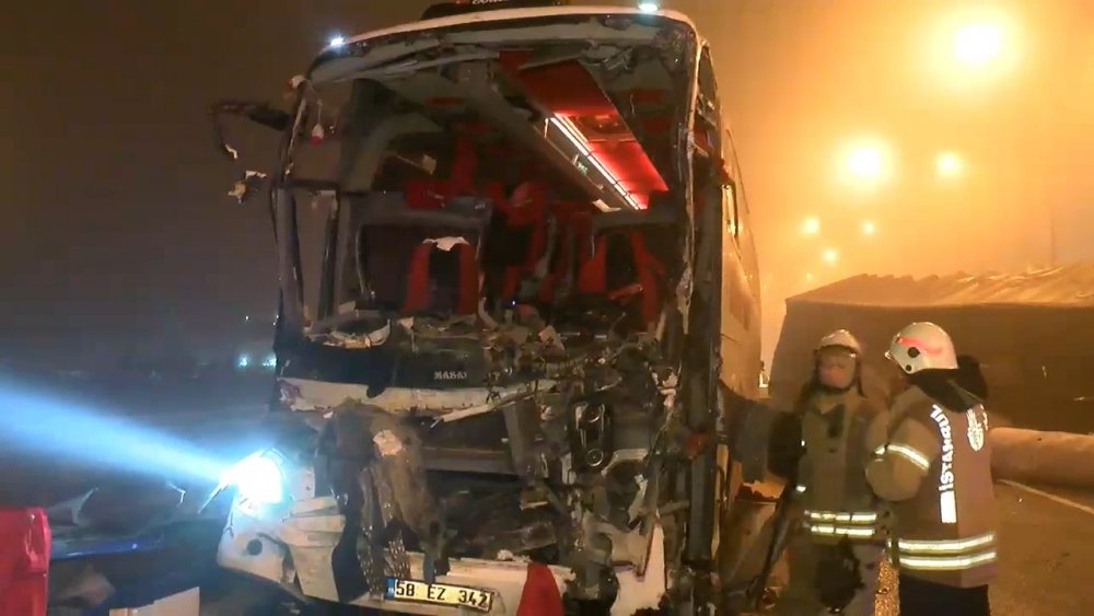 Kuzey Marmara Otoyolu'nda yolcu otobüsü TIR'a çarptı: 1'i ağır 19 yaralı