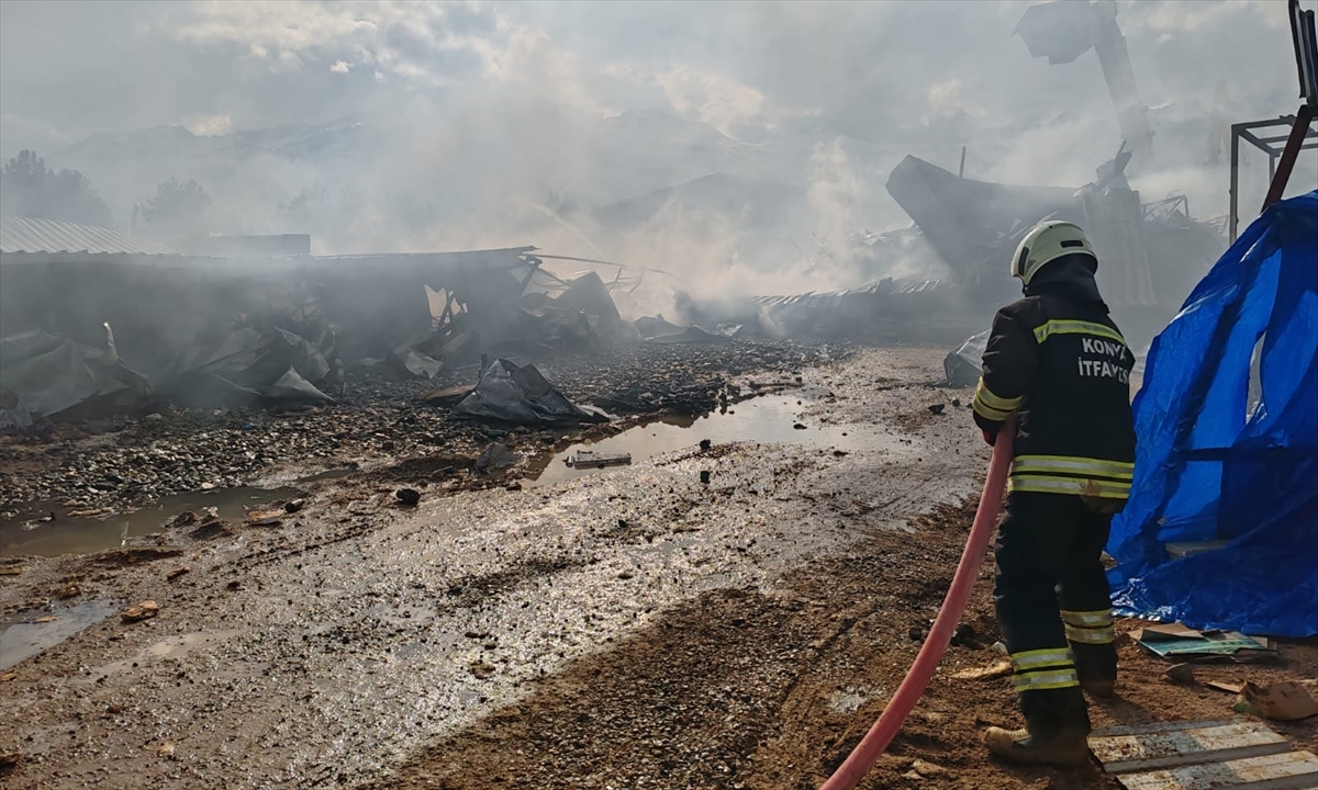 aa-20240203-33605435-33605434-konyada-insaat-iscilerinin-konteynerinde-cikan-yangin-sonduruldu.jpg