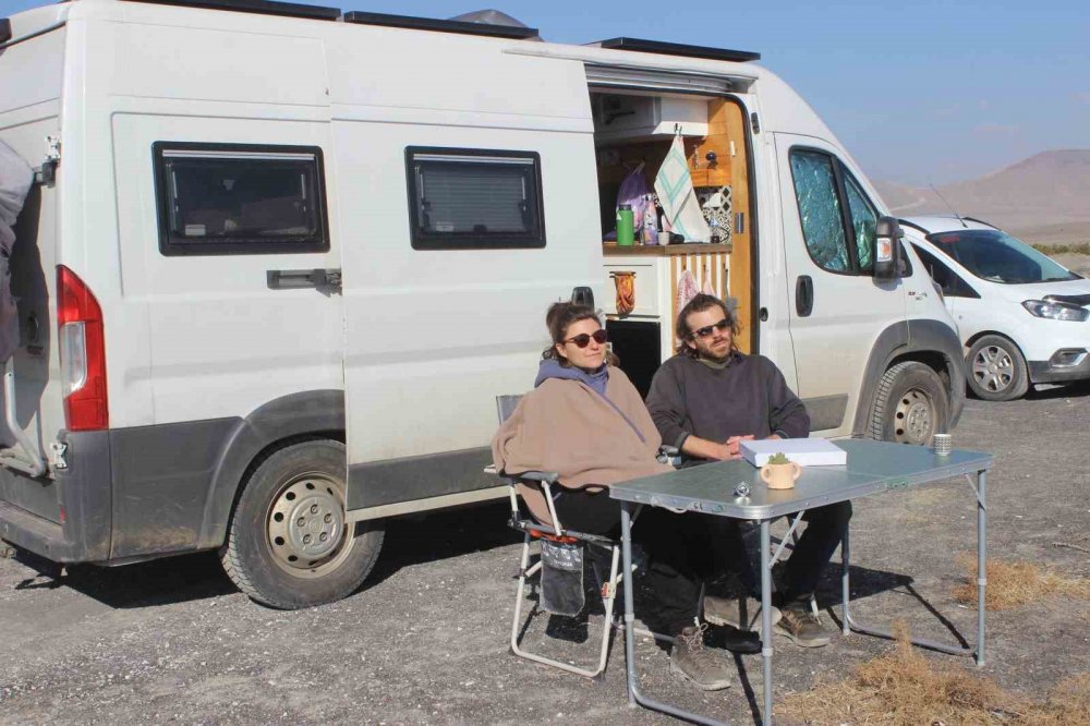 Fransız turistler Konya manzarasında etliekmek keyfi yaptı!