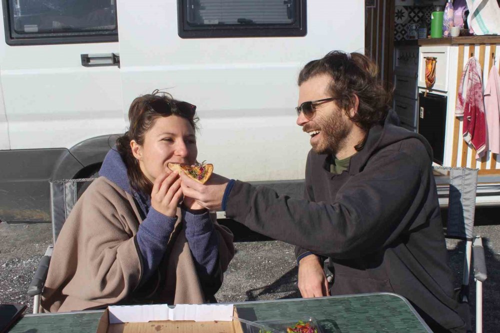 Fransız turistler Konya manzarasında etliekmek keyfi yaptı!