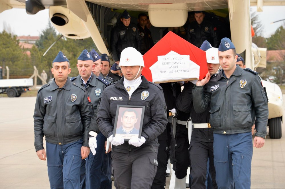 Helikopter kazasında şehit olan 2 pilotun cenazesi Ankara'ya getirildi