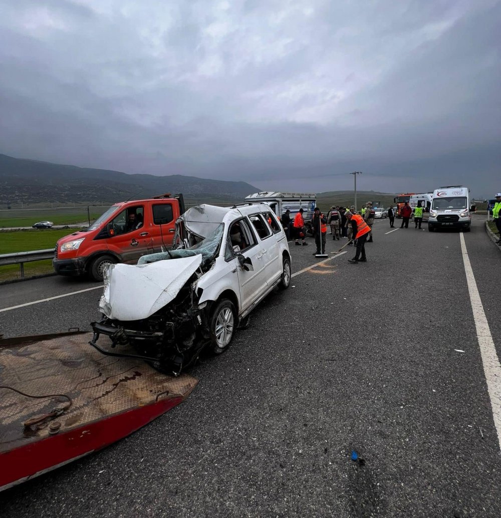 Kamyonet ile hafif ticari araç çarpıştı: 3 yaralı