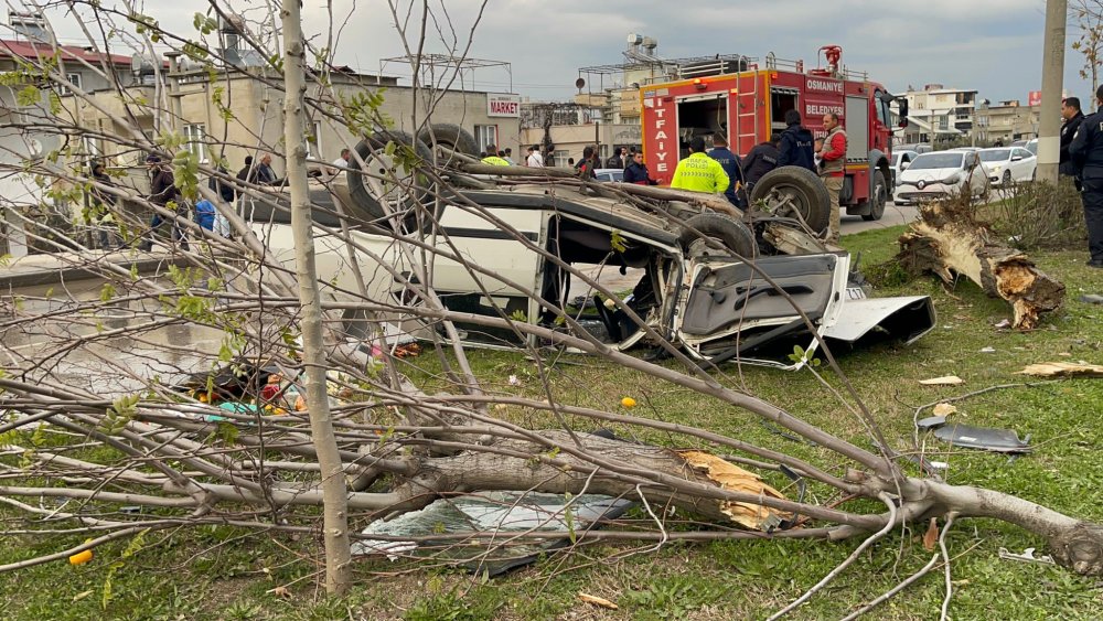 Kontrolden çıkan otomobil ters döndü: 3 yaralı