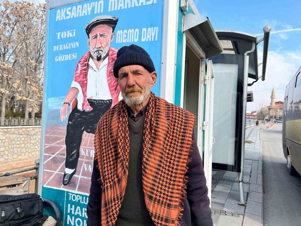 Kurt gibi uluyup otobüs seferlerini yönlendiriyor