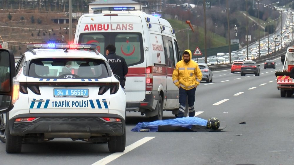 TEM'de emniyet şeridindeki araca arkadan çarpan motosikletli kurye öldü