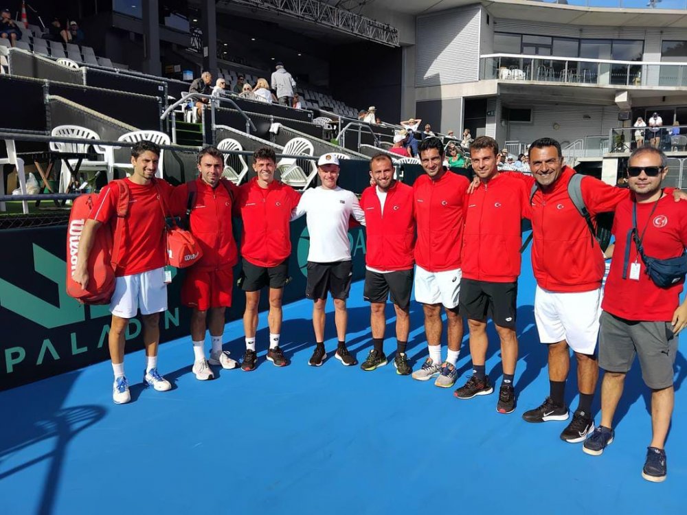 Teniste 2 gurur birden