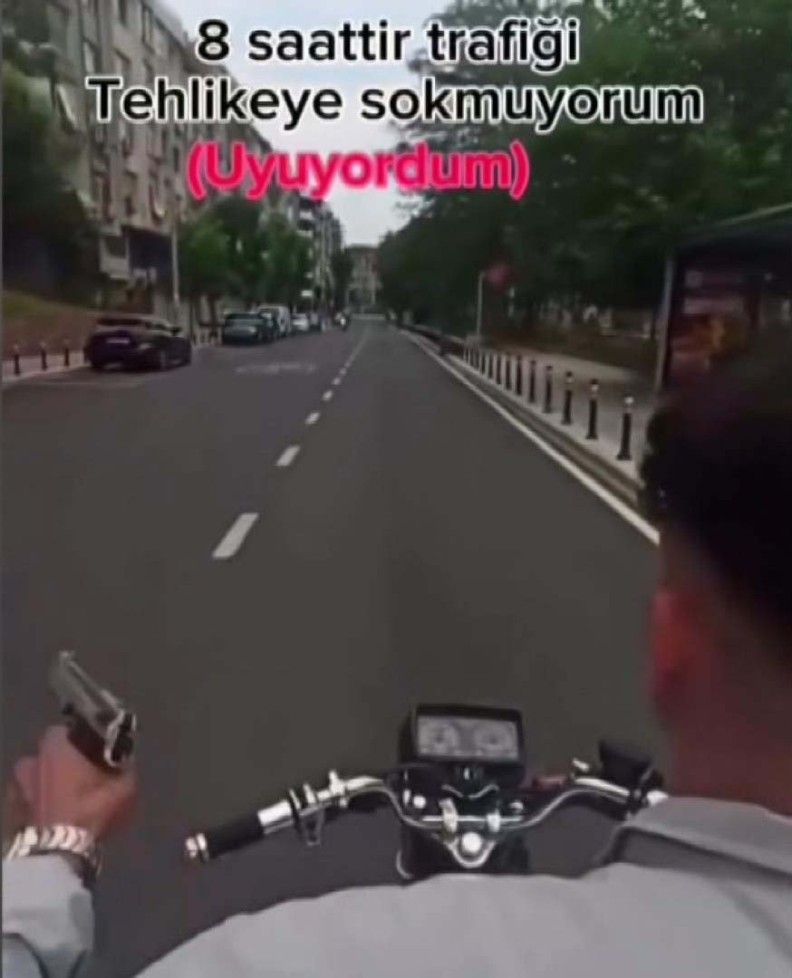 Zeytinburnu'nda trafikte havaya ateş eden motosikletli maganda yakalandı