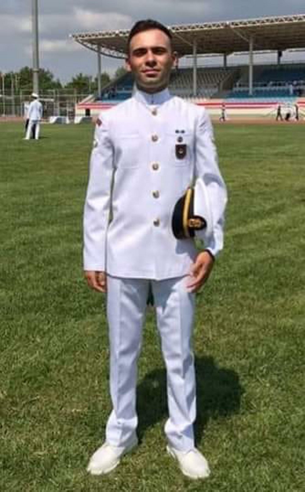 Ağaca çarpan otomobilin sürücüsü astsubay öldü