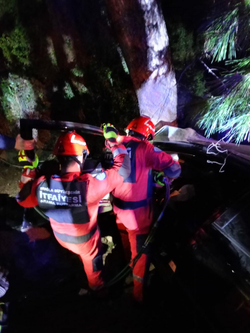 Ağaca çarpan otomobilin sürücüsü astsubay öldü