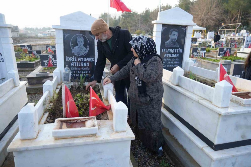 Depremde oğlu, gelini ve torunu kaybetti, kelimeler boğazına düğümlendi