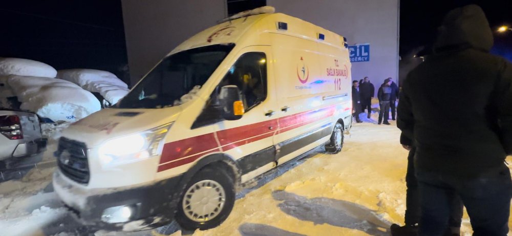 Kamyonet ve iş makinesi üzerine çığ düştü; operatör öldü