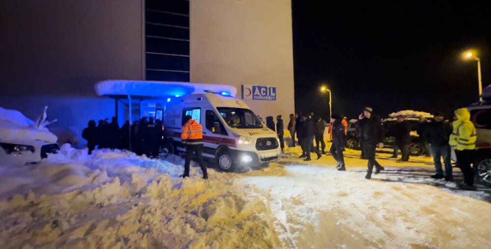 Kamyonet ve iş makinesi üzerine çığ düştü; operatör öldü