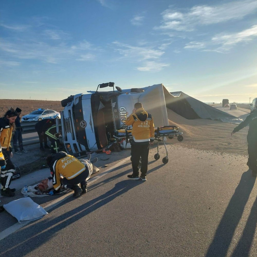 Konya’da buğday yüklü tır devrildi: 1 ölü, 1 yaralı