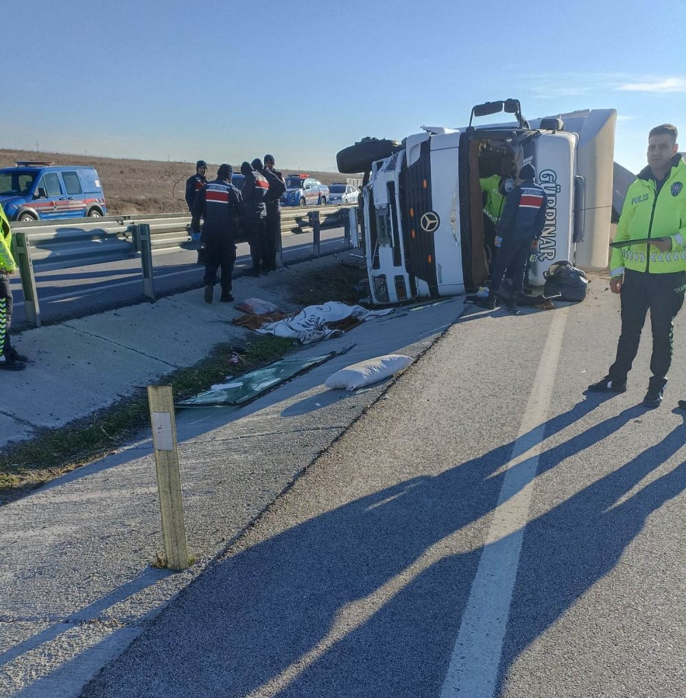 Konya’da buğday yüklü tır devrildi: 1 ölü, 1 yaralı