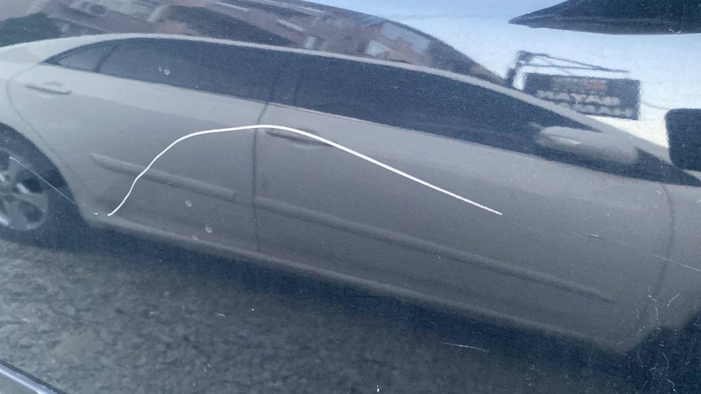 Sokak üzerinde park halindeki çok sayıda aracı çizdiler