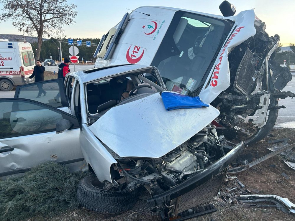 Ambulans ile otomobil çarpıştı: 2'si sağlık personeli 3 yaralı
