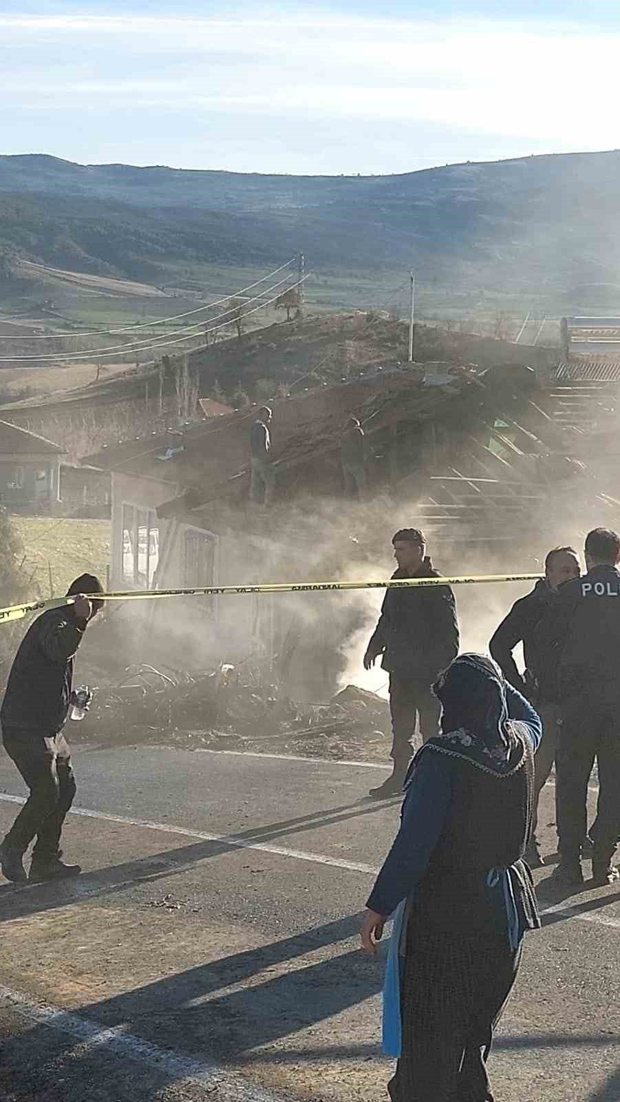 Bahçesindeki otları yakmak istedi, evi ve otomobili yaktı