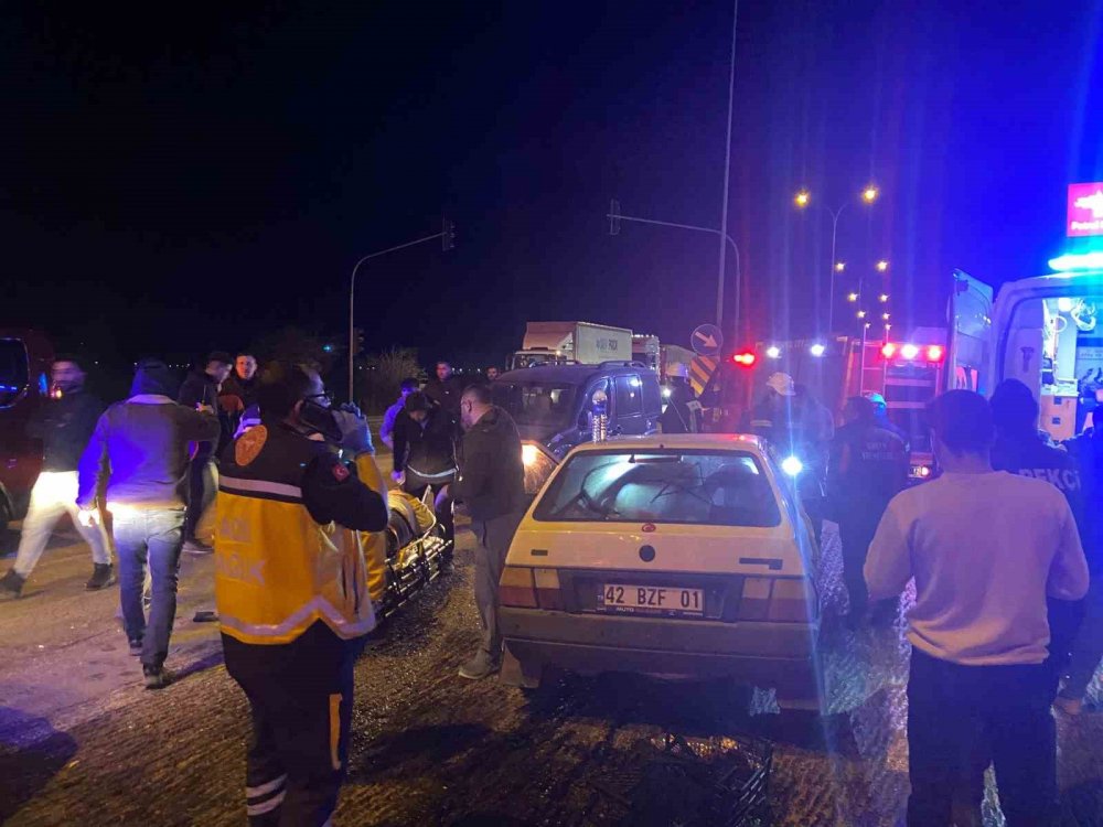 Konya’da otomobil ile hafif ticari araç çarpıştı: 5 yaralı