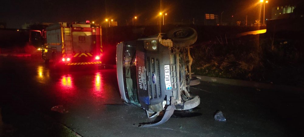 Fabrika işçilerinin taşındığı servis minibüsü devrildi: 9 yaralı