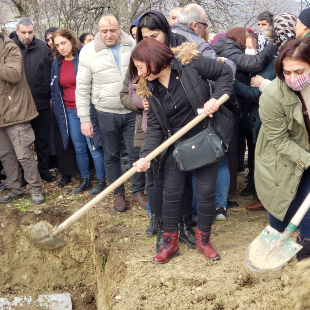 Kocasının katlettiği kadın toprağa verildi
