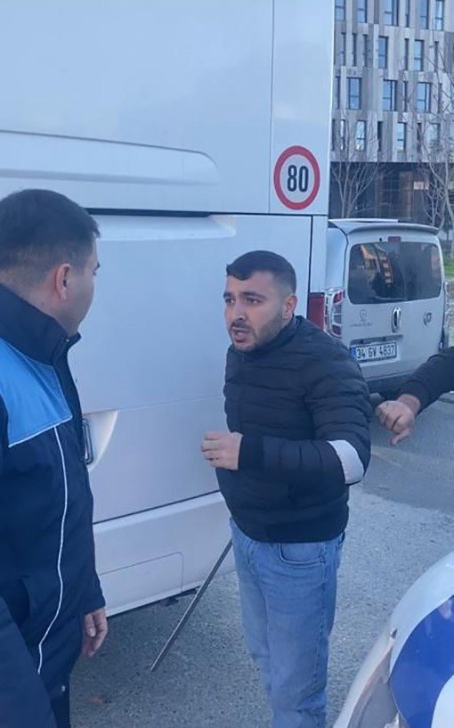 Zabıtayı döner bıçağıyla yaraladı!