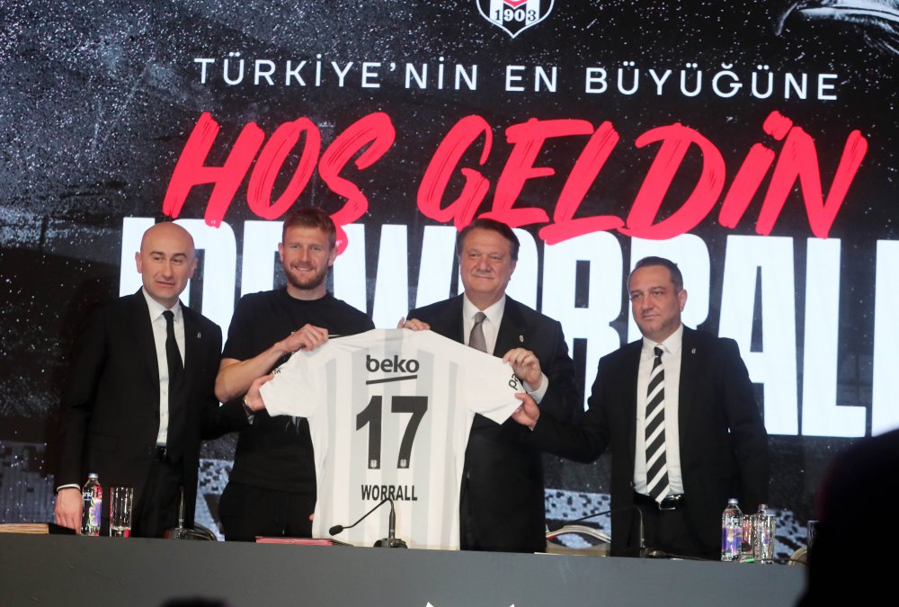 Beşiktaş'ta yeni transferler için imza töreni düzenlendi