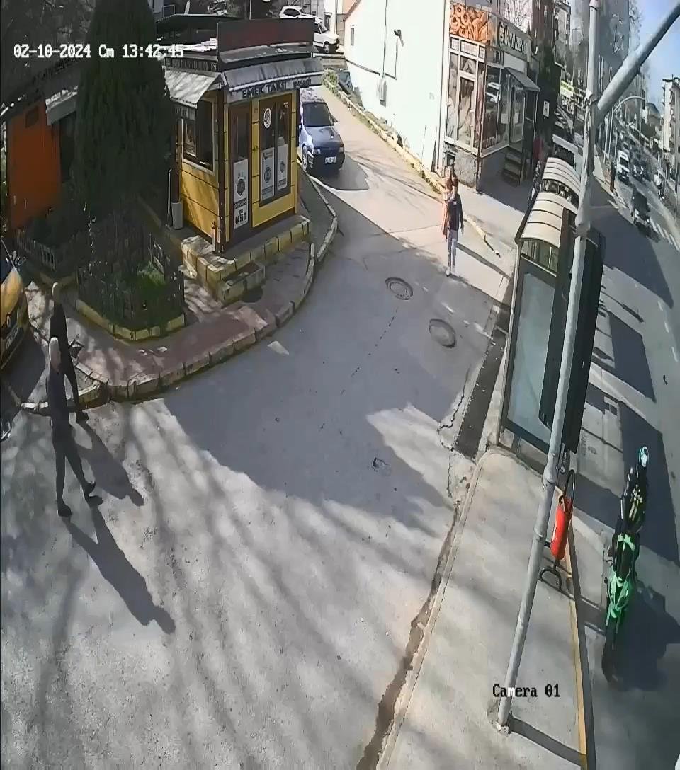 Kazada sürüklenen motosiklet, kaldırımdaki yayaya çarptı: 1 ölü, 1 yaralı