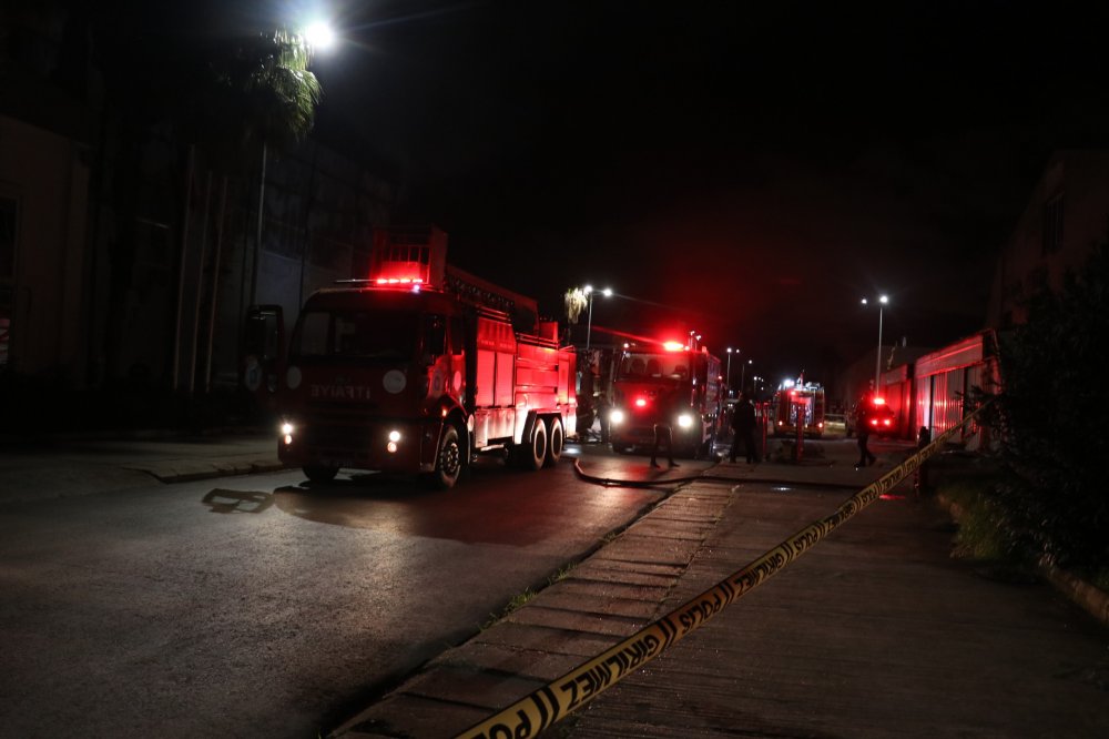 Tekne ve yat imalathanesinde çıkan yangın söndürüldü