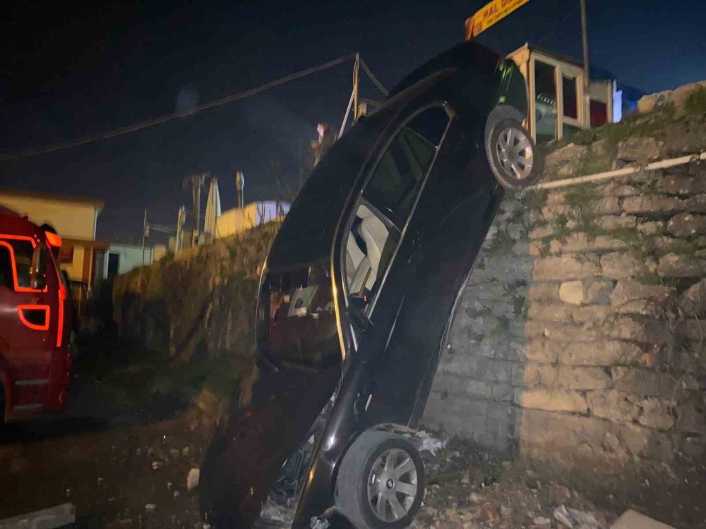 Yolu şaşıran sürücü 5 metrelik istinat duvarından aşağı düştü