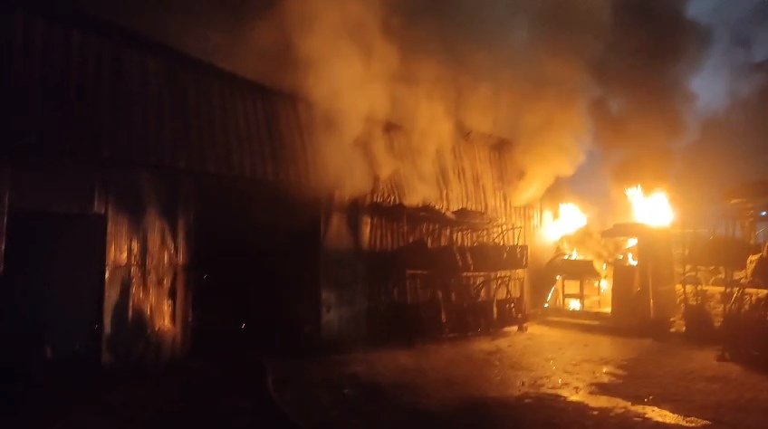 Hurda deposu yangında küle döndü