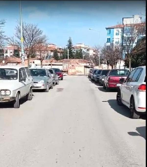 Kamyon, park halindeki araçlara çarparak ilerledi, o anlar kamerada