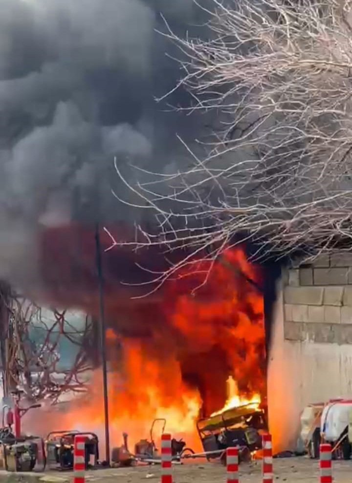 Sobaya benzin döküldü, ortalık alev aldı! 2 yaralı