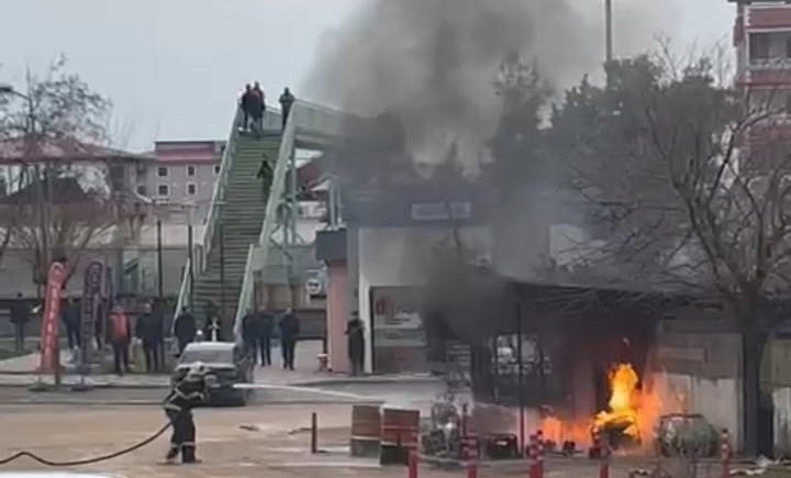 Sobaya benzin döküldü, ortalık alev aldı! 2 yaralı