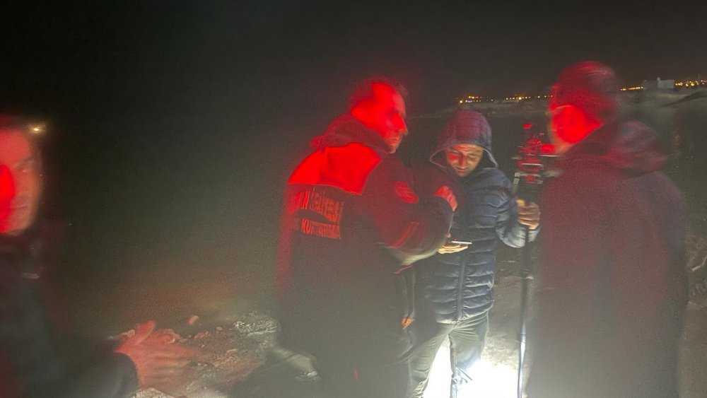 Su alan teknede yüzme bilmeyen 3 genç kurtarıldı