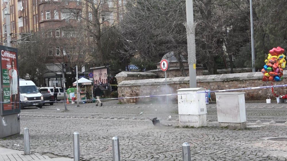 Tramvay yolu kenarındaki çanta fünye ile patlatıldı
