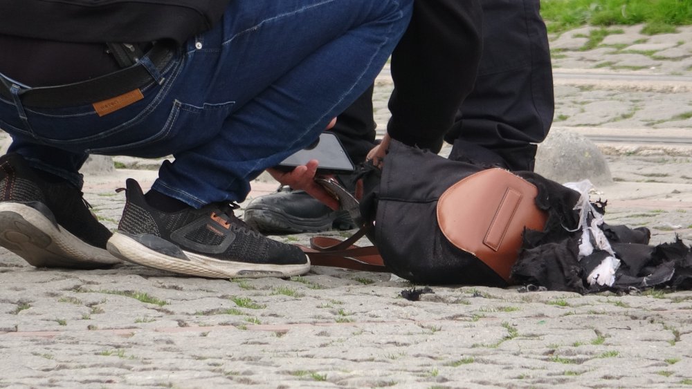 Tramvay yolu kenarındaki çanta fünye ile patlatıldı