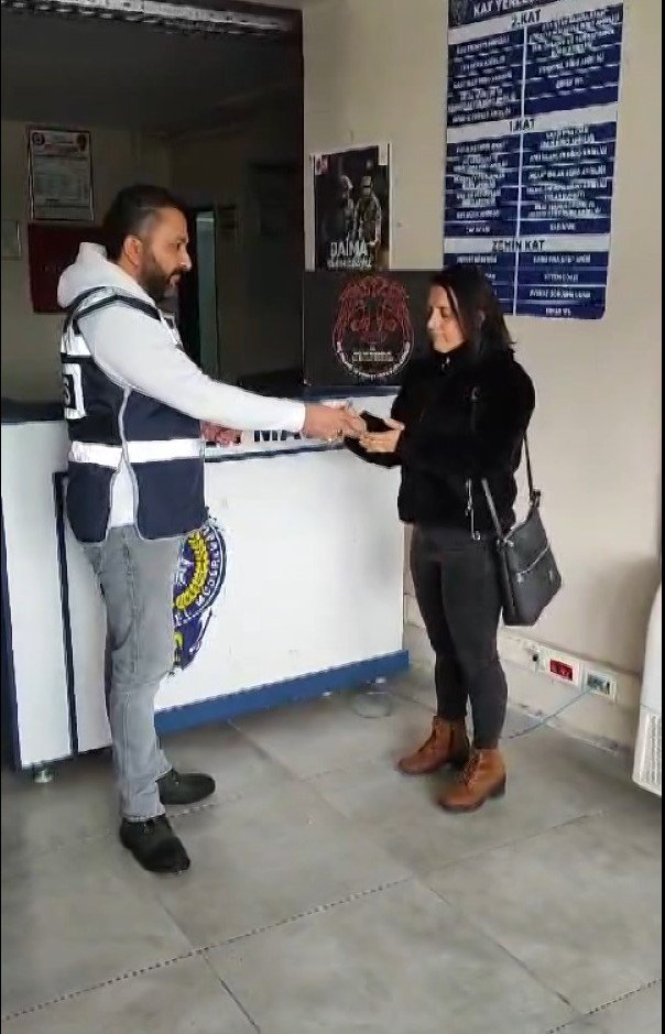 Belediye otobüsünde hırsızlık! Bin doları çaldı